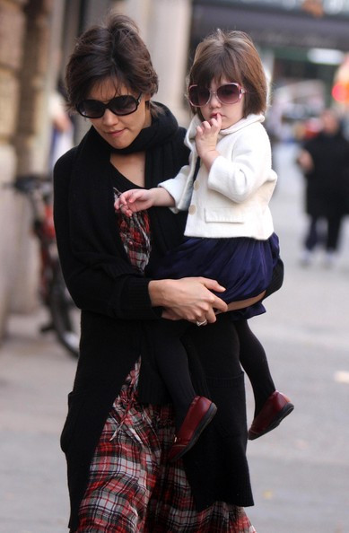 Suri cũng đeo mắt kính thời trang giống mẹ Kate