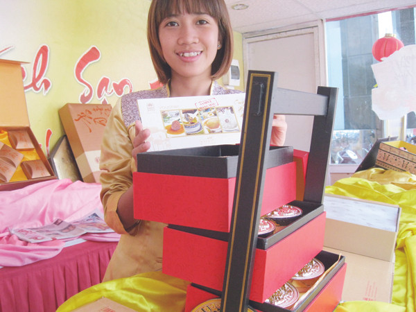 Nhân viên Khách sạn Hà Nội giới thiệu hộp bánh có giá 10 triệu đồng. Ảnh: N.Tuyền