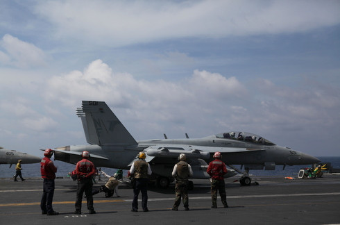 Máy bay sau khi hạ cánh được chuyển về một khu vực riêng