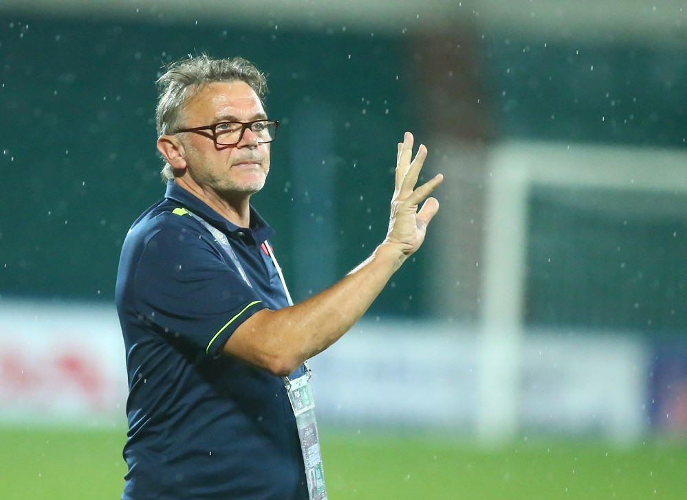 HLV Troussier phân thân dẫn dắt 2 đội tuyển Việt Nam