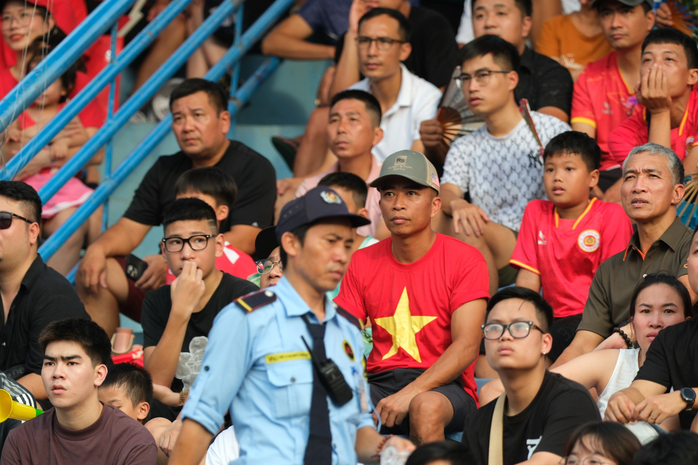 Nhiều thế hệ cổ động viên yêu thích CAHN. Ảnh: Mạnh Thắng