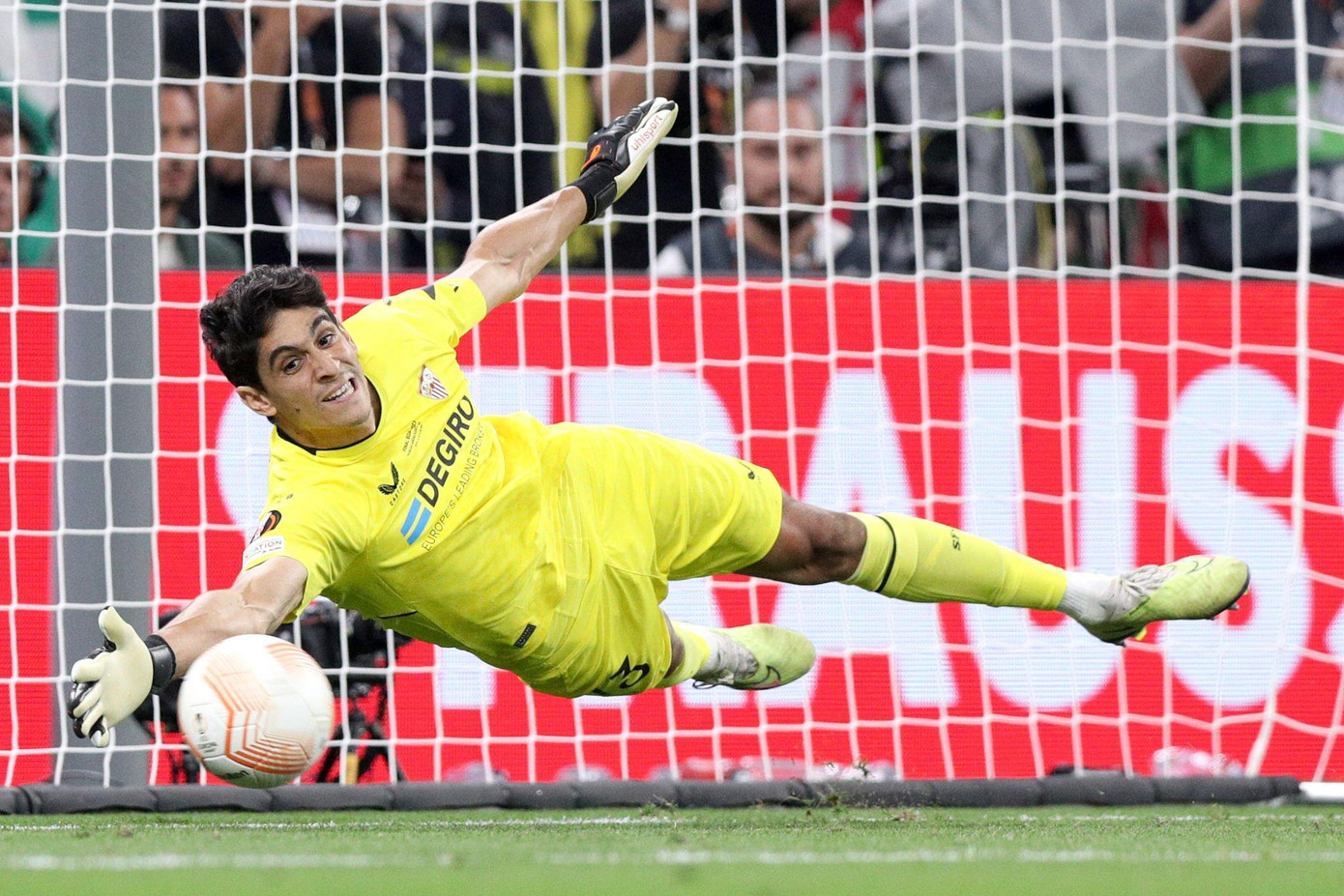 Hiện tượng World Cup 2022 Bono khiến Roma ôm hận