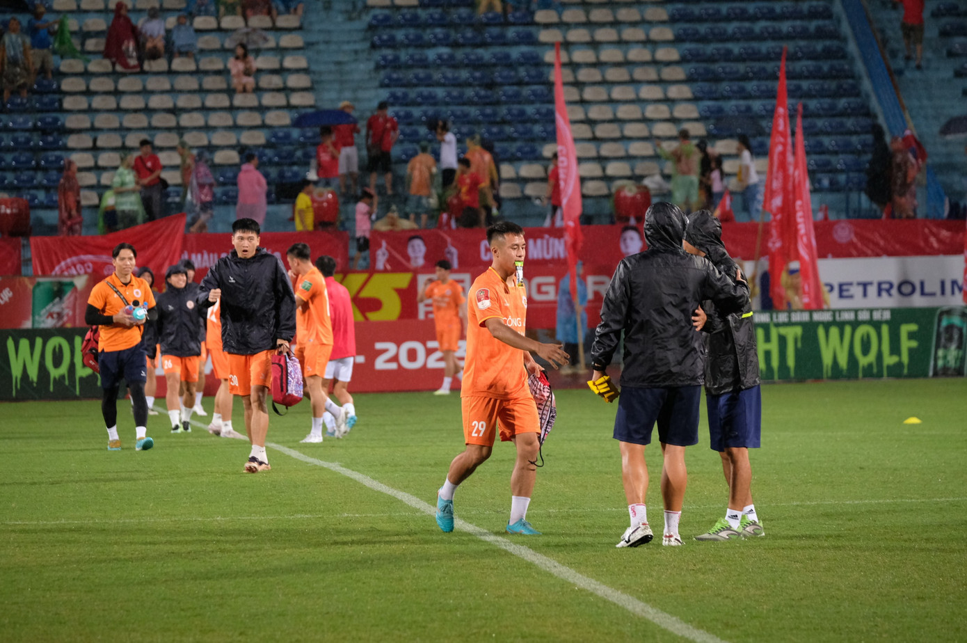 Trời mưa khiến cầu thủ 2 đội đối mặt với trận đấu khó khăn. Ảnh: Mạnh Thắng