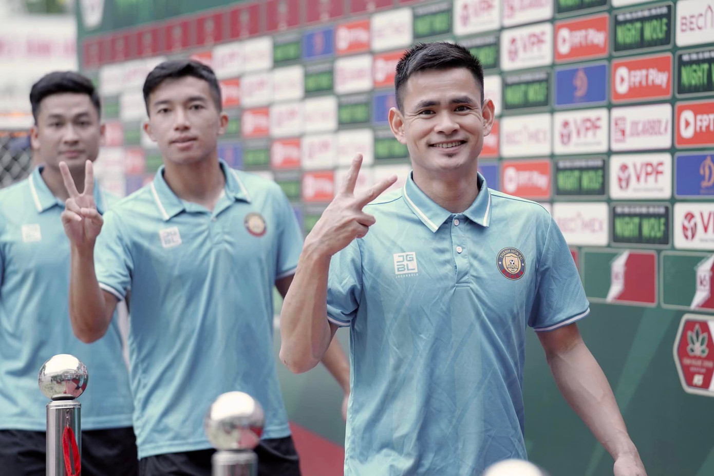 Hạ Thanh Hóa 1-0, B.Bình Dương tặng quà Giáng sinh ý nghĩa cho CĐV ảnh 5 Hạ Thanh Hóa 1-0, B.Bình Dương tặng quà Giáng sinh ý nghĩa cho CĐV ảnh 5