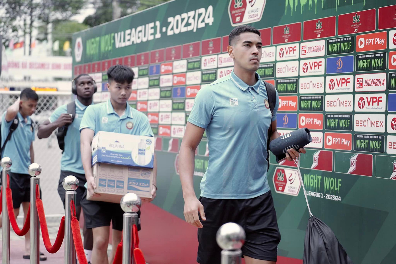 Hạ Thanh Hóa 1-0, B.Bình Dương tặng quà Giáng sinh ý nghĩa cho CĐV ảnh 7 Hạ Thanh Hóa 1-0, B.Bình Dương tặng quà Giáng sinh ý nghĩa cho CĐV ảnh 7