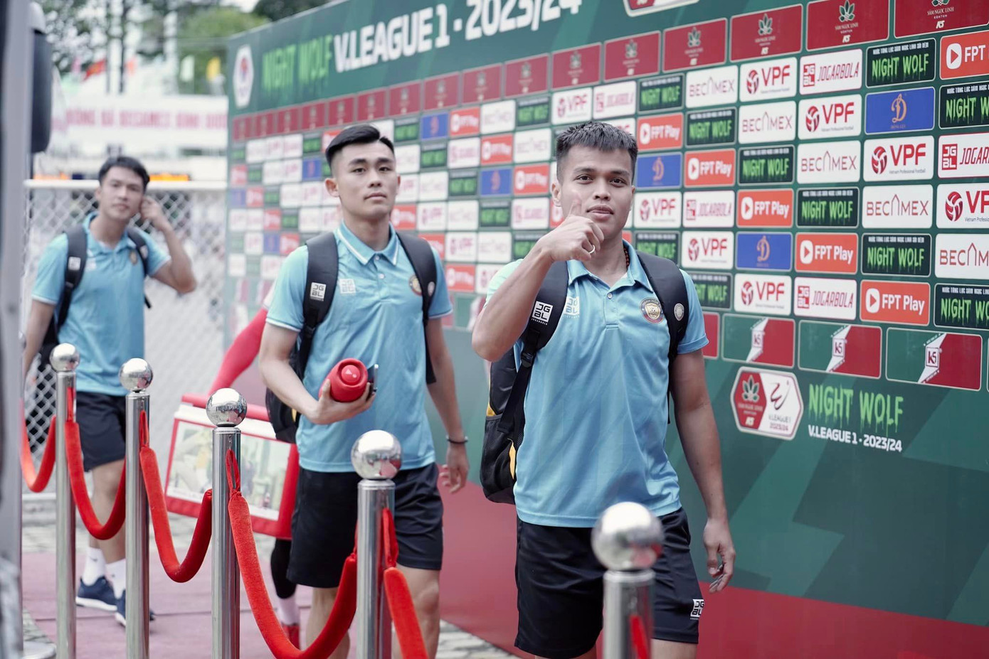 Hạ Thanh Hóa 1-0, B.Bình Dương tặng quà Giáng sinh ý nghĩa cho CĐV ảnh 6 Hạ Thanh Hóa 1-0, B.Bình Dương tặng quà Giáng sinh ý nghĩa cho CĐV ảnh 6