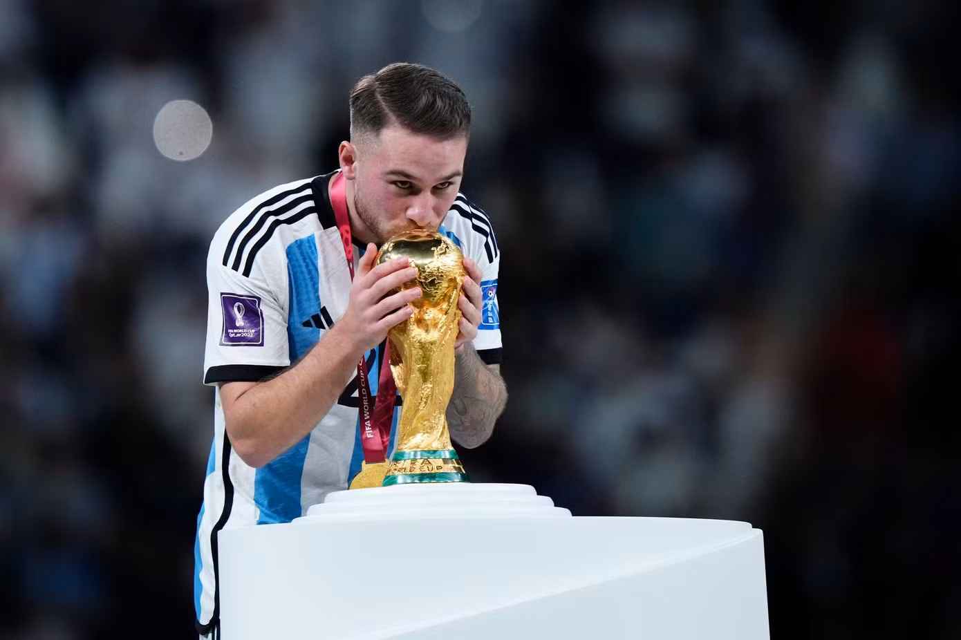 Mac Allister hôn cúp vàng World Cup 2022