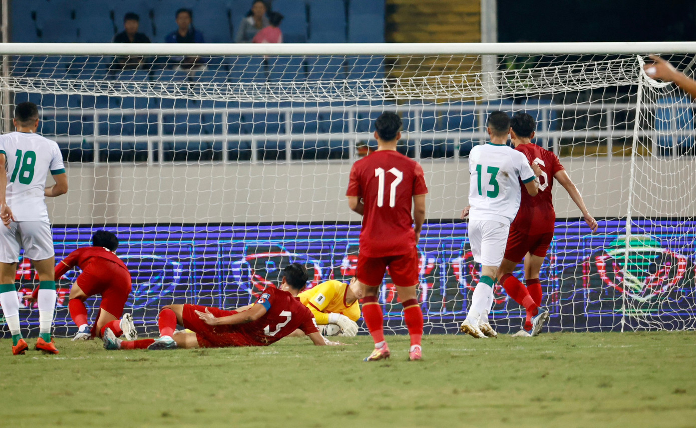 Văn Lâm làm chủ tình huống. Ảnh: Như Ý