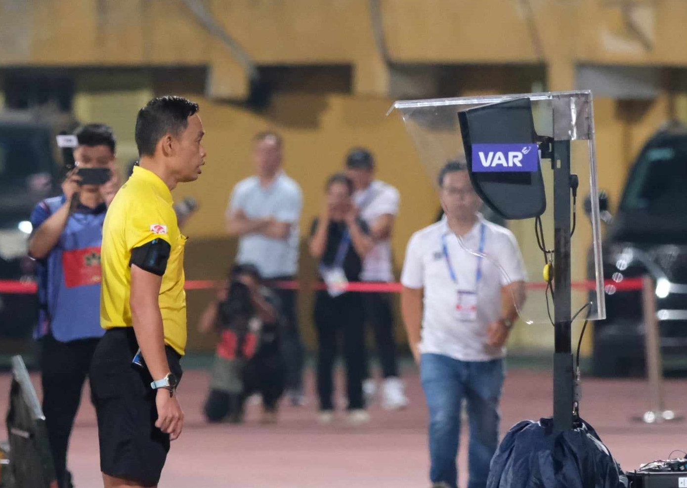 Trọng tài Duy Lân xem lại tình huống. Ảnh: Mạnh Thắng Trọng tài Duy Lân xem lại tình huống. Ảnh: Mạnh Thắng