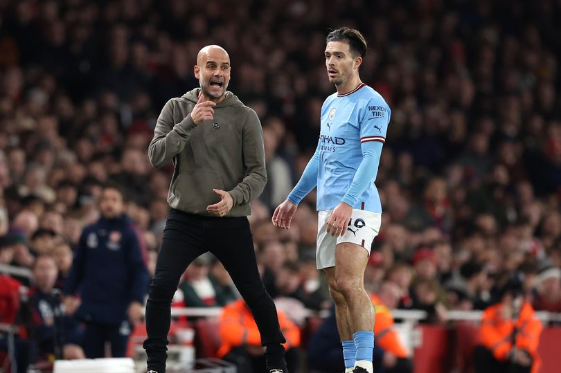 Pep Guardiola chỉ đạo học trò tại Emirates
