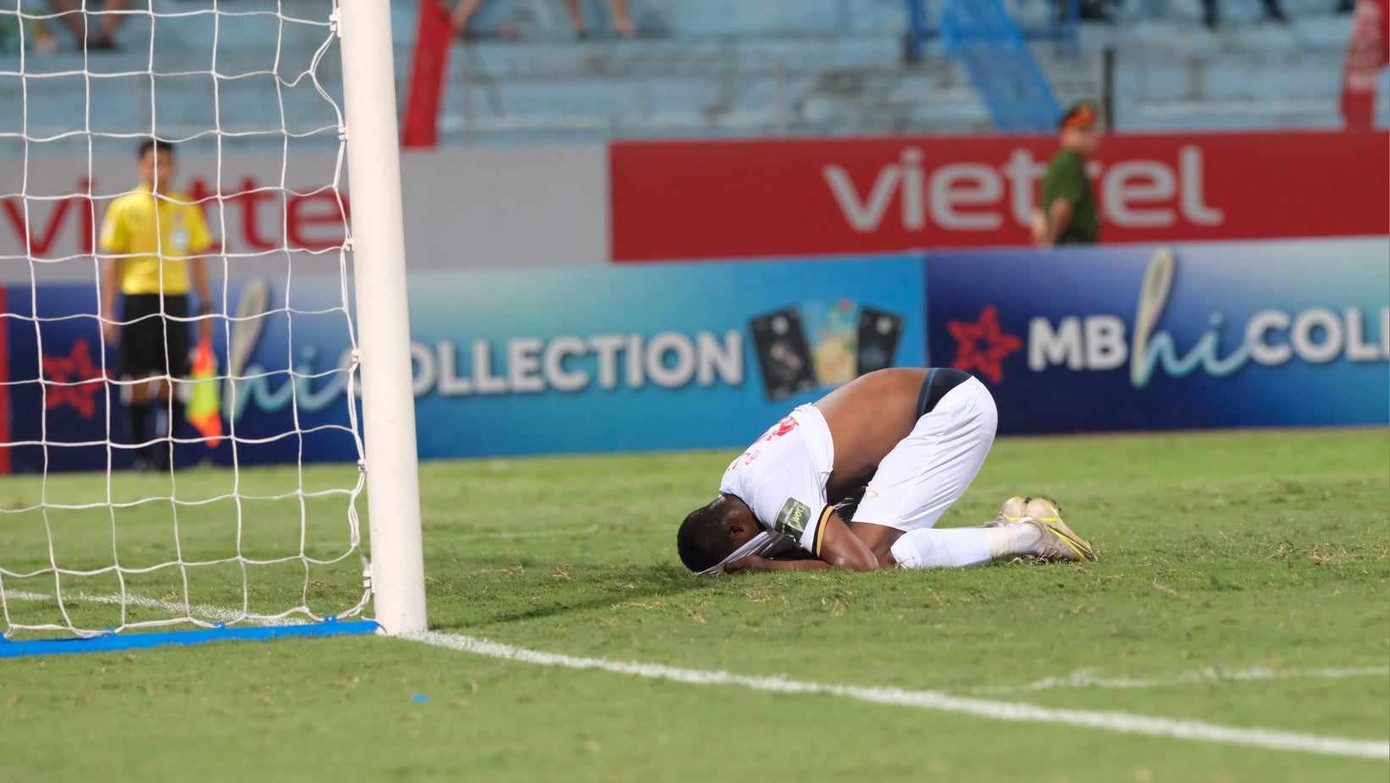 Adboulaye tiếc nuối cơ hội ngon ăn. Ảnh: Mạnh Thắng Adboulaye tiếc nuối cơ hội ngon ăn. Ảnh: Mạnh Thắng