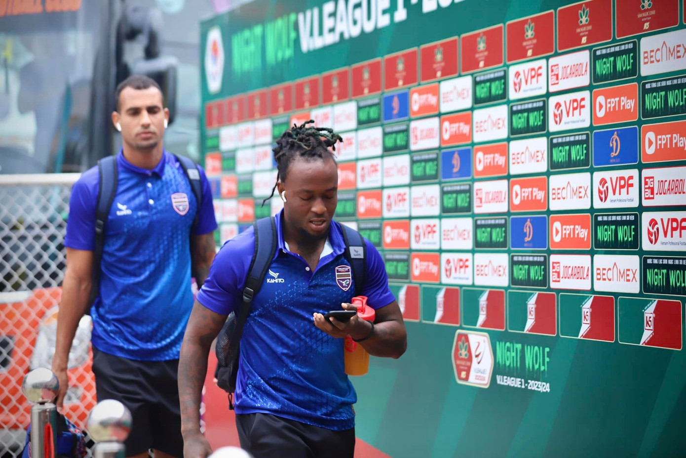 Hạ Thanh Hóa 1-0, B.Bình Dương tặng quà Giáng sinh ý nghĩa cho CĐV ảnh 3 Hạ Thanh Hóa 1-0, B.Bình Dương tặng quà Giáng sinh ý nghĩa cho CĐV ảnh 3