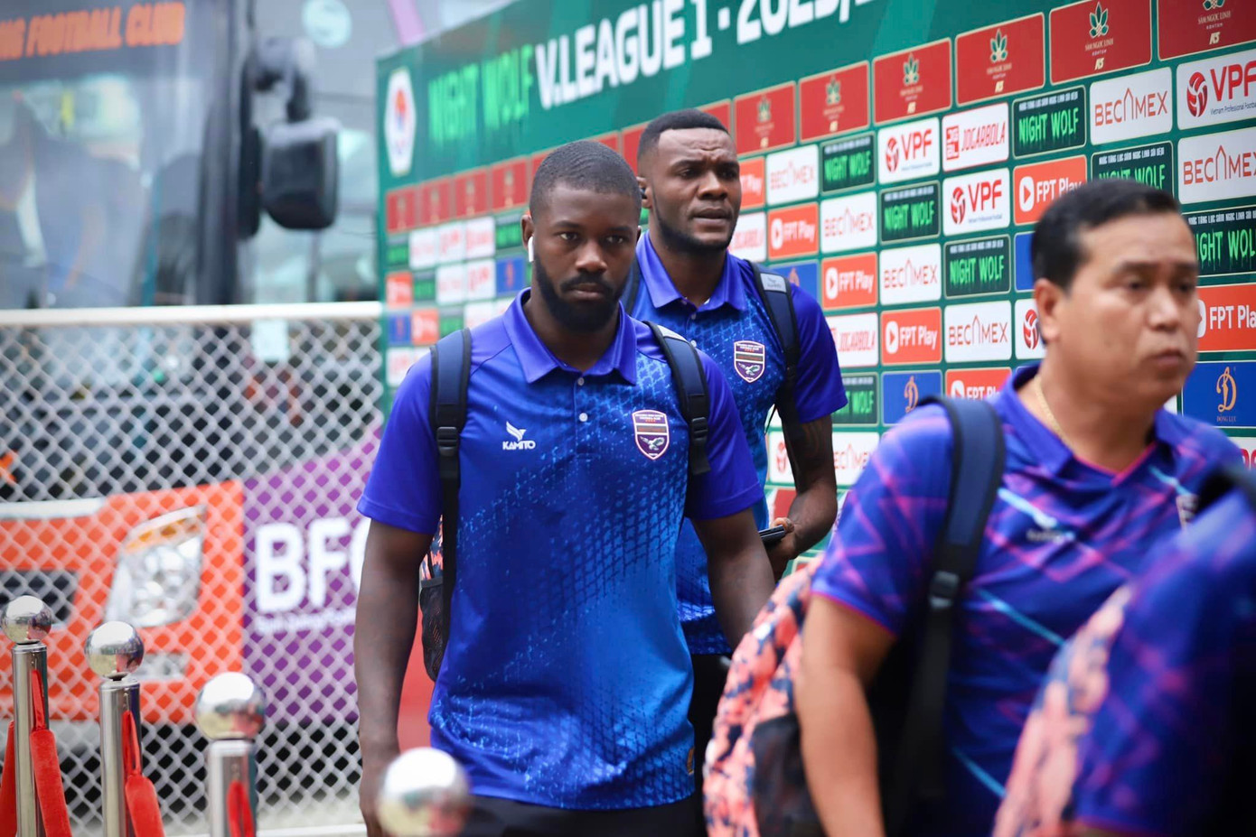 Hạ Thanh Hóa 1-0, B.Bình Dương tặng quà Giáng sinh ý nghĩa cho CĐV ảnh 4 Hạ Thanh Hóa 1-0, B.Bình Dương tặng quà Giáng sinh ý nghĩa cho CĐV ảnh 4