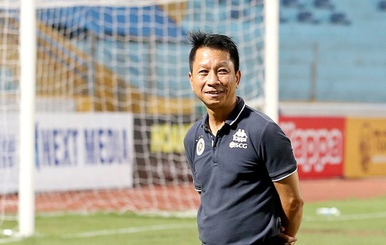 HLV Văn Sỹ Sơn không hài lòng với trọng tài HLV Văn Sỹ Sơn không hài lòng với trọng tài