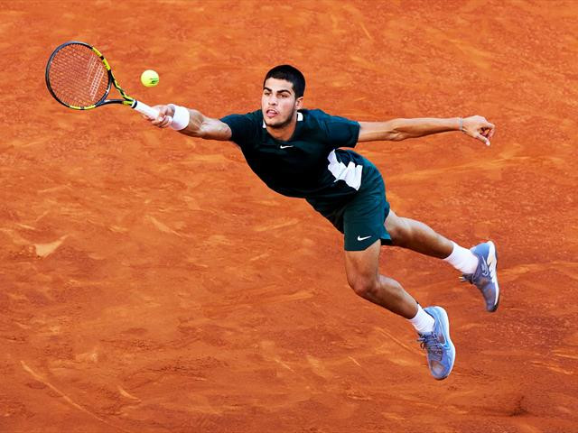 Alcaraz từng thắng Djokovic trên sân đất nện