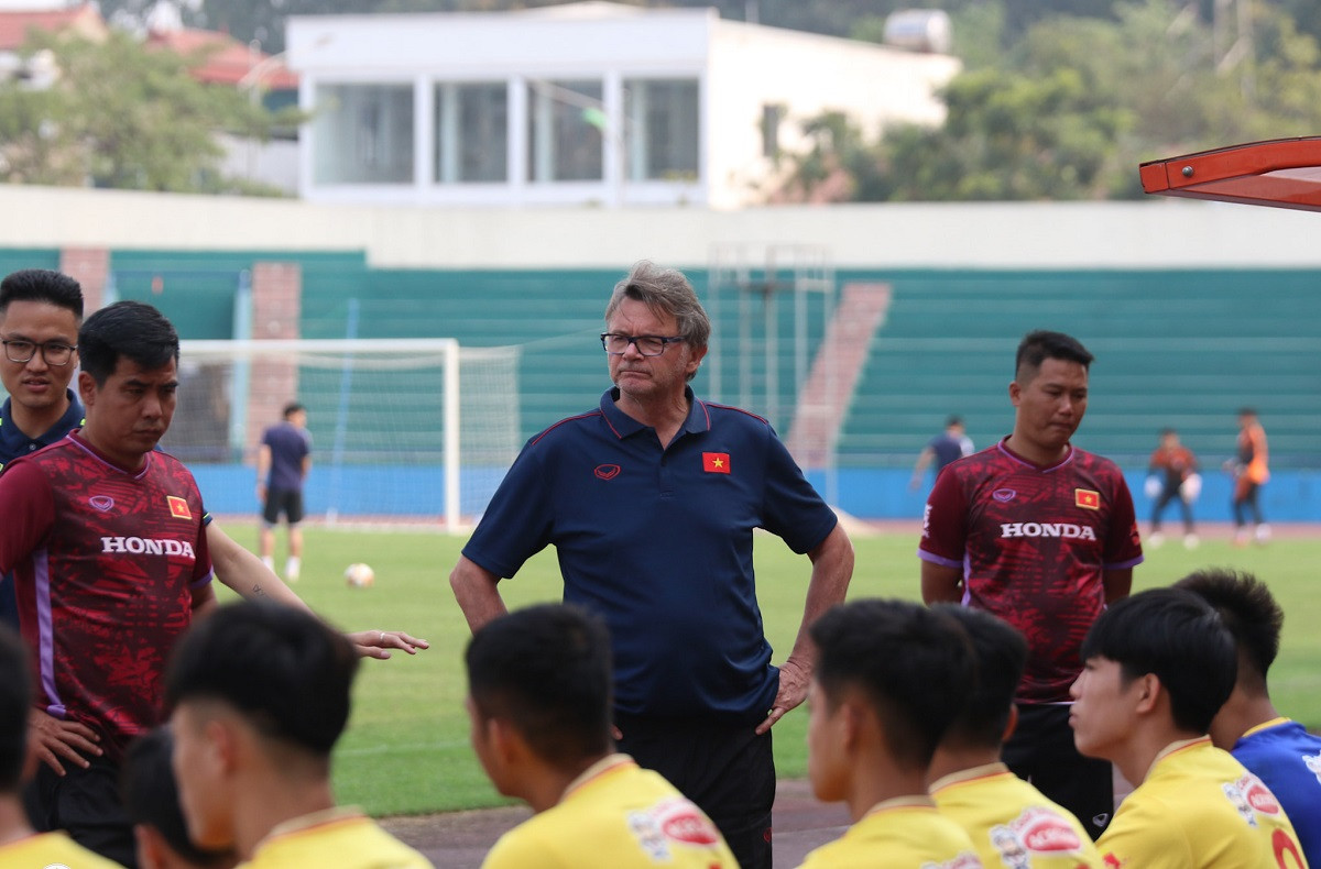 HLV Troussier chỉ đạo các cầu thủ giữa trận đấu. Ảnh: VFF