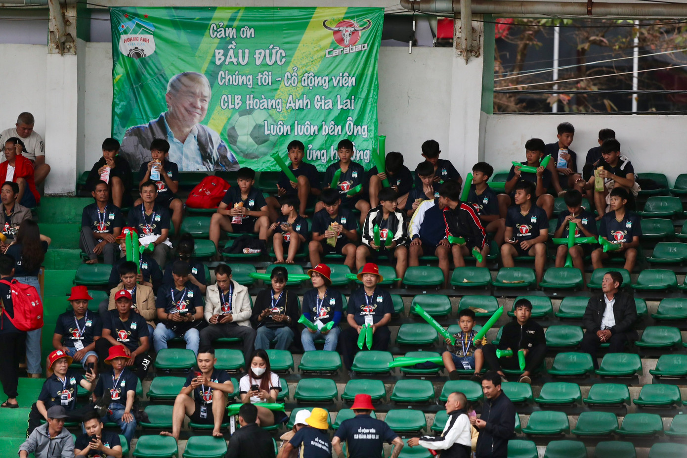 Một góc khán đài dành cho các cầu thủ nhí của HAGL. Ảnh: Duy Anh Một góc khán đài dành cho các cầu thủ nhí của HAGL. Ảnh: Duy Anh