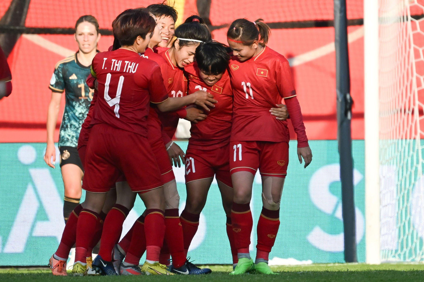 Tuyển nữ Việt Nam ăn mừng bàn thắng trước tuyển nữ Đức. Ảnh: Getty