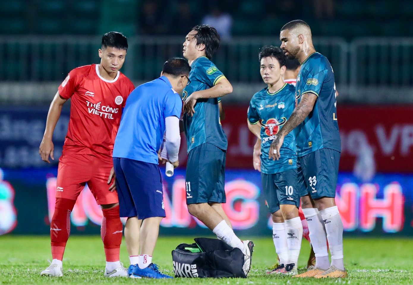 Anh tập tễnh rời sân. Ảnh: Duy Anh Anh tập tễnh rời sân. Ảnh: Duy Anh