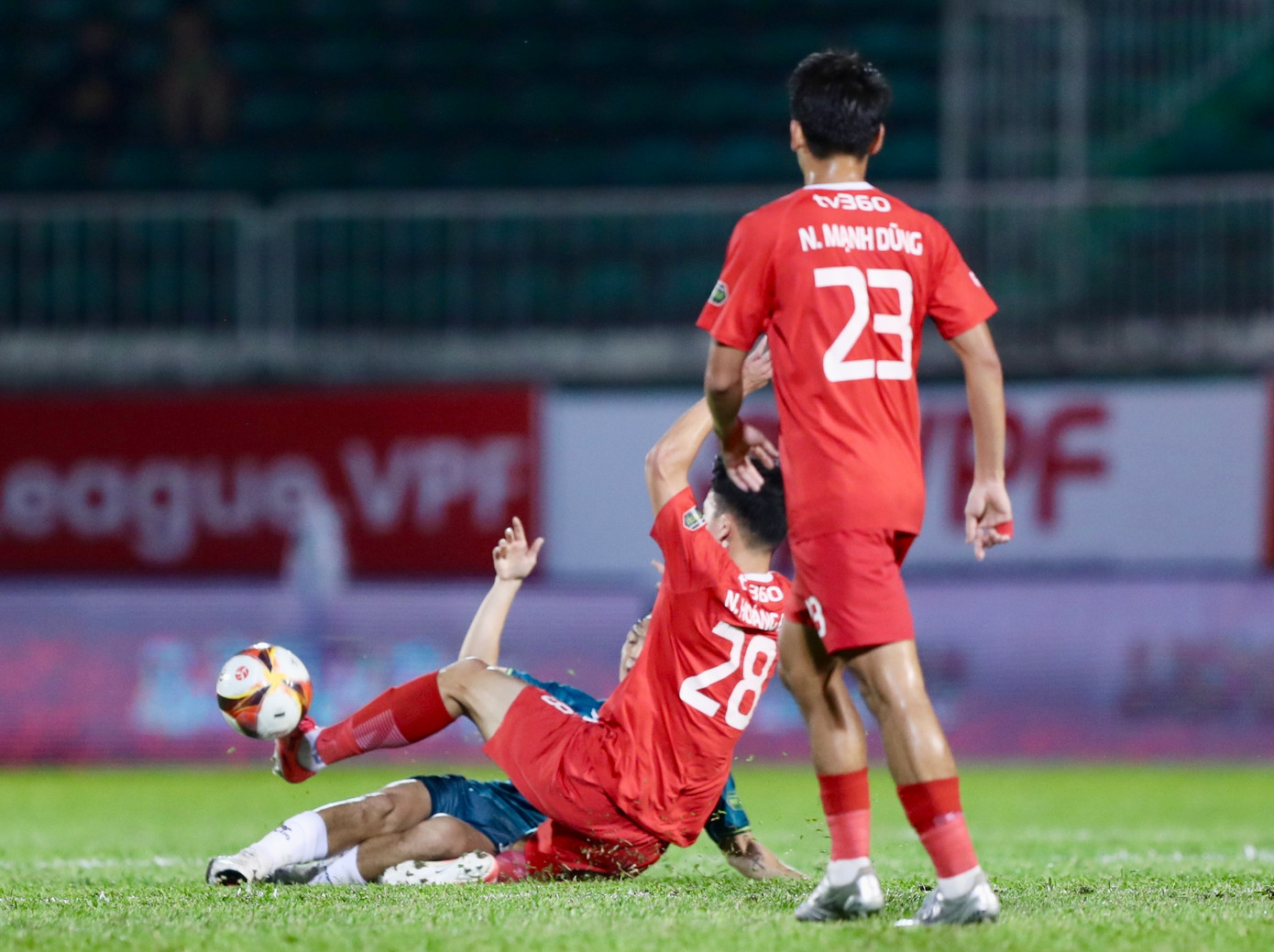 Tuấn Anh chấn thương sau pha vào bóng 50-50 với Hoàng Đức. Ảnh: Duy Anh Tuấn Anh chấn thương sau pha vào bóng 50-50 với Hoàng Đức. Ảnh: Duy Anh