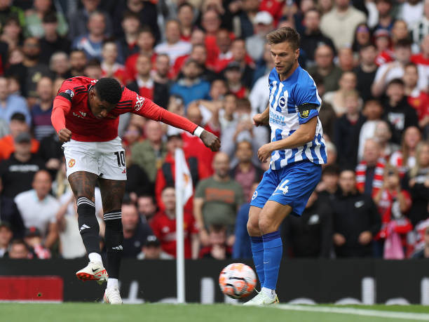 Rashford dứt điểm ở tư thế khá khó Rashford dứt điểm ở tư thế khá khó