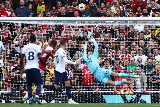 Arsenal và Tottenham bất phân thắng bại trong trận derby bắc London rực lửa ảnh 22