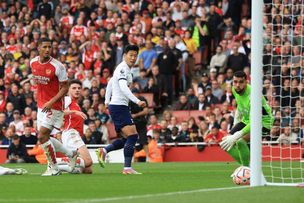 Arsenal và Tottenham bất phân thắng bại trong trận derby bắc London rực lửa ảnh 23