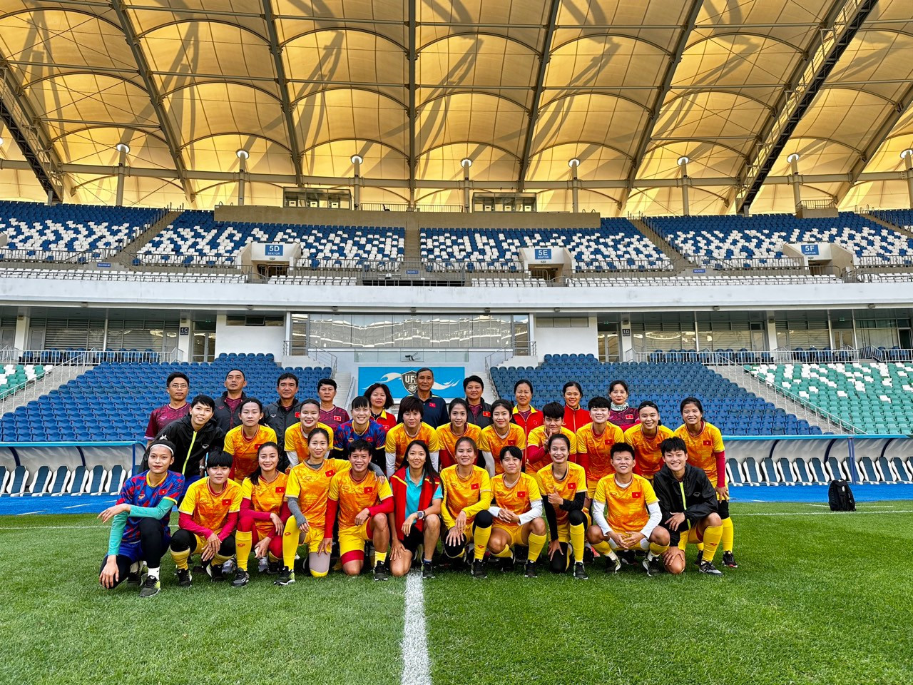Tuyển nữ Việt Nam làm quen sân thi đấu ở Uzbekistan. Ảnh: VFF