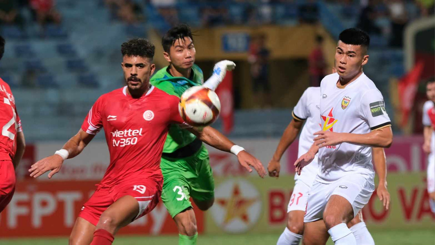 Thủ môn Thanh Tùng và hàng thủ Hà tĩnh làm việc hết công suất. Ảnh: Mạnh Thắng Thủ môn Thanh Tùng và hàng thủ Hà tĩnh làm việc hết công suất. Ảnh: Mạnh Thắng