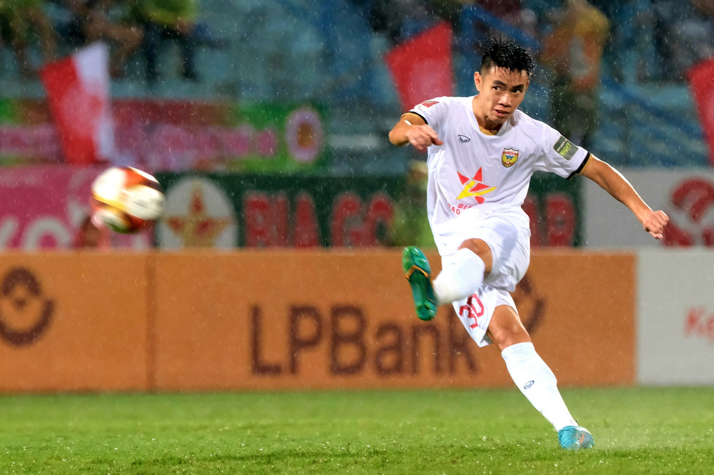 Viết Triều sút phạt đầy quyết đoán. Ảnh: Mạnh Thắng