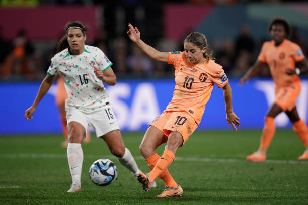 Hàng thủ Bồ Đào Nha đứng nhìn van de Donk dứt điểm