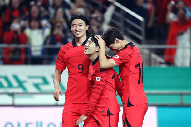 Lee Kang-in ăn mừng cùng các đồng đội Lee Kang-in ăn mừng cùng các đồng đội