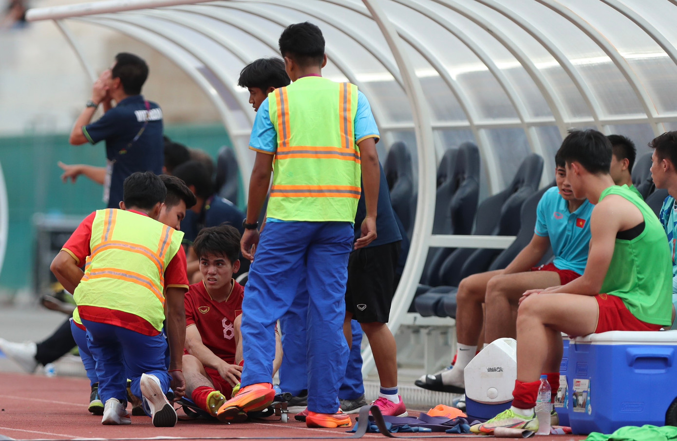 Văn Khang tỏ ra khá đau đớn. Ảnh: Hữu Phạm