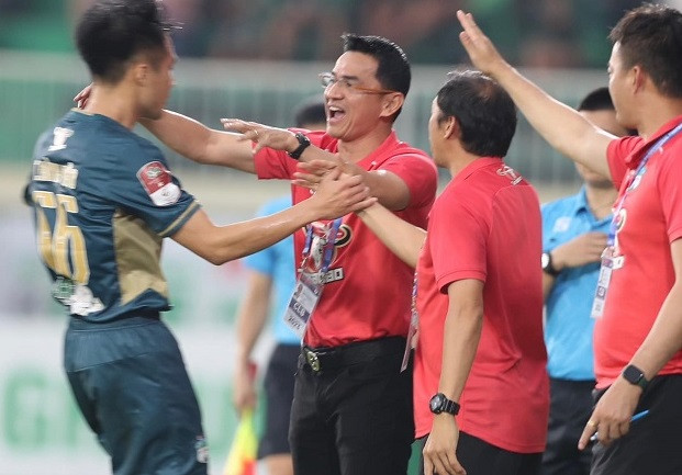 HLV Kiatisuk ăn mừng bàn thắng với Đình Bảo. Ảnh: HAGL