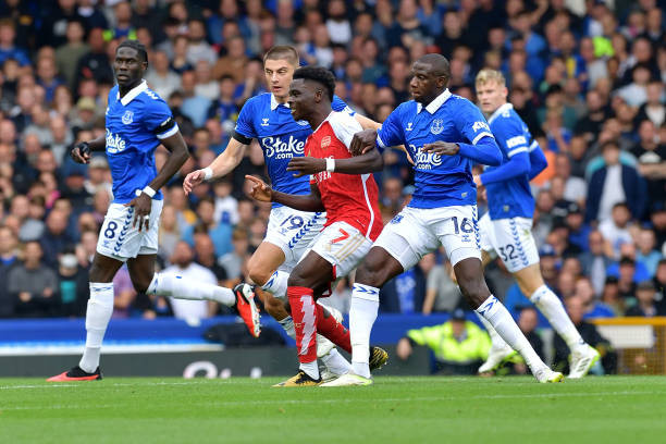 Saka được Everton chăm sóc đặc biệt Saka được Everton chăm sóc đặc biệt