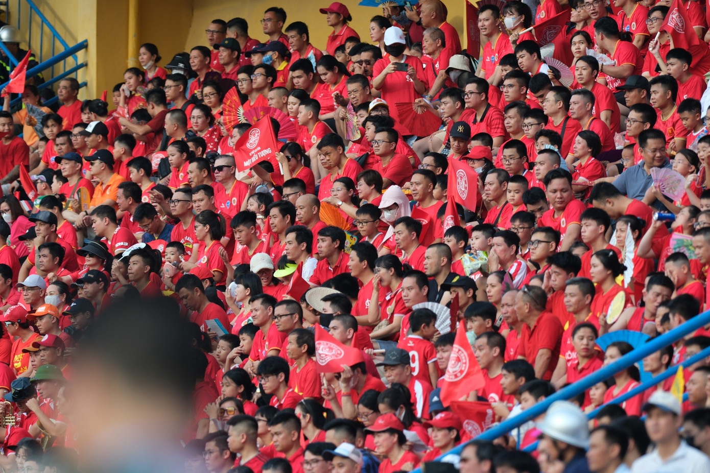 Người hâm mộ CAHN phủ đỏ một góc khán đài. Họ sẵn sàng cho màn ăn mừng hôm nay. Ảnh: Mạnh Thắng