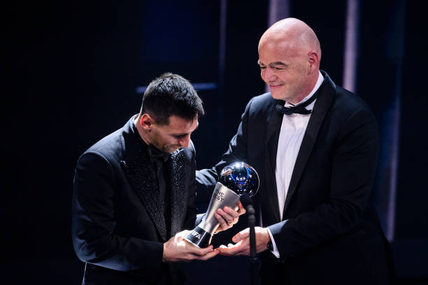 Messi nhận The Best 2022 từ chủ tịch FIFA, Gianni Infantino Messi nhận The Best 2022 từ chủ tịch FIFA, Gianni Infantino