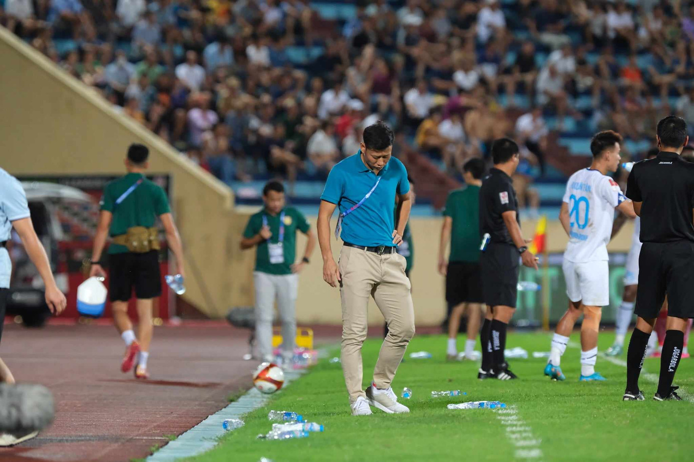 HLV Thạch Bảo Khanh thất vọng sau trận đấu. Ảnh: Mạnh Thắng
