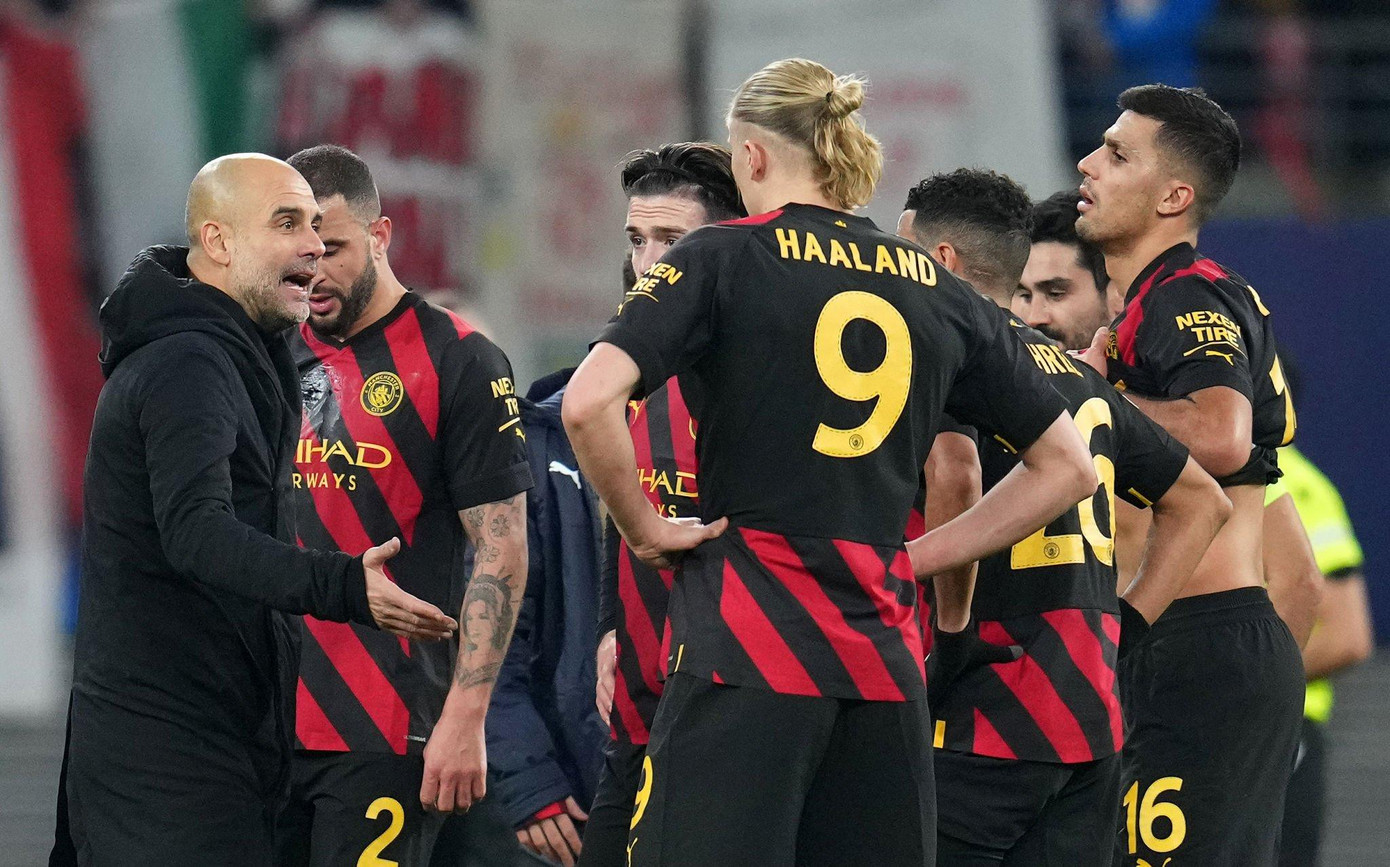 Pep Guardiola nổi cáu khi các cầu thủ Man City bộc lộ sự thất vọng