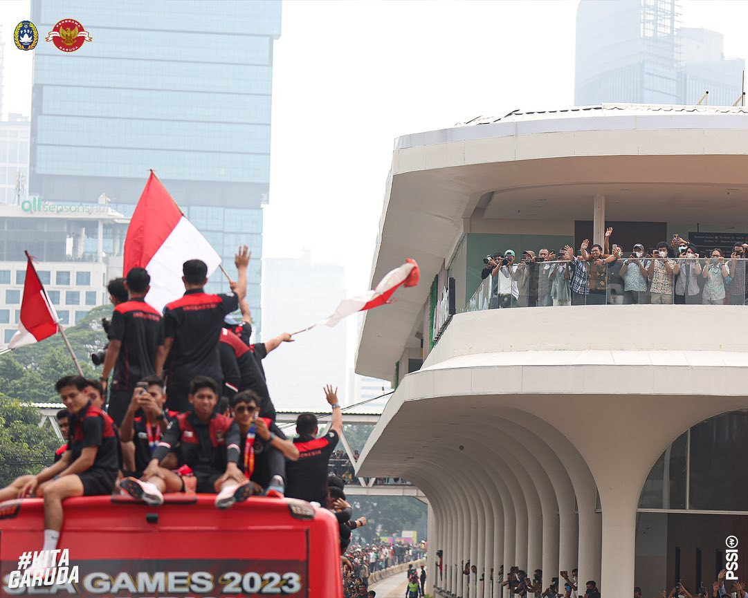 Rất nhiều cổ động viên chọn vị trí trên tầng cao để cổ vũ thay vì hòa mình vào đám đông