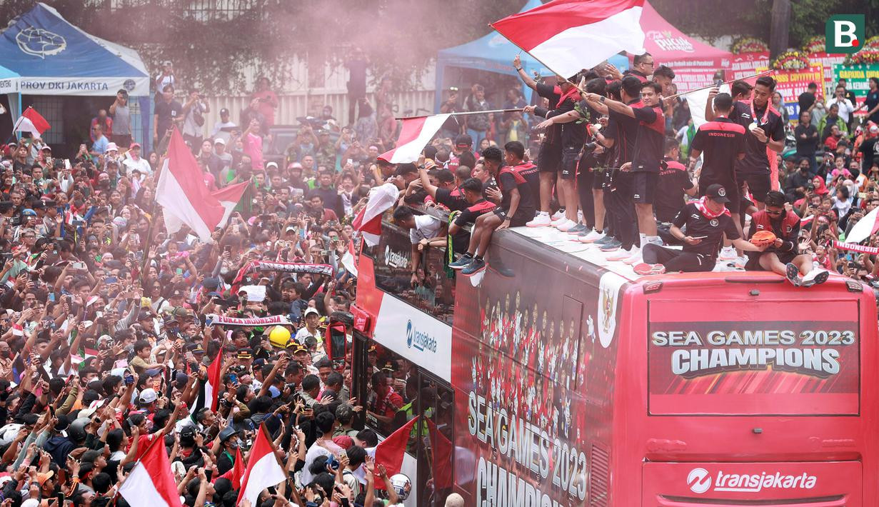 Cảnh tượng này khiến giới mộ điệu liên tưởng đến hình ảnh tuyển Argentina ăn mừng chức vô địch World Cup 2022 vào cuối năm ngoái