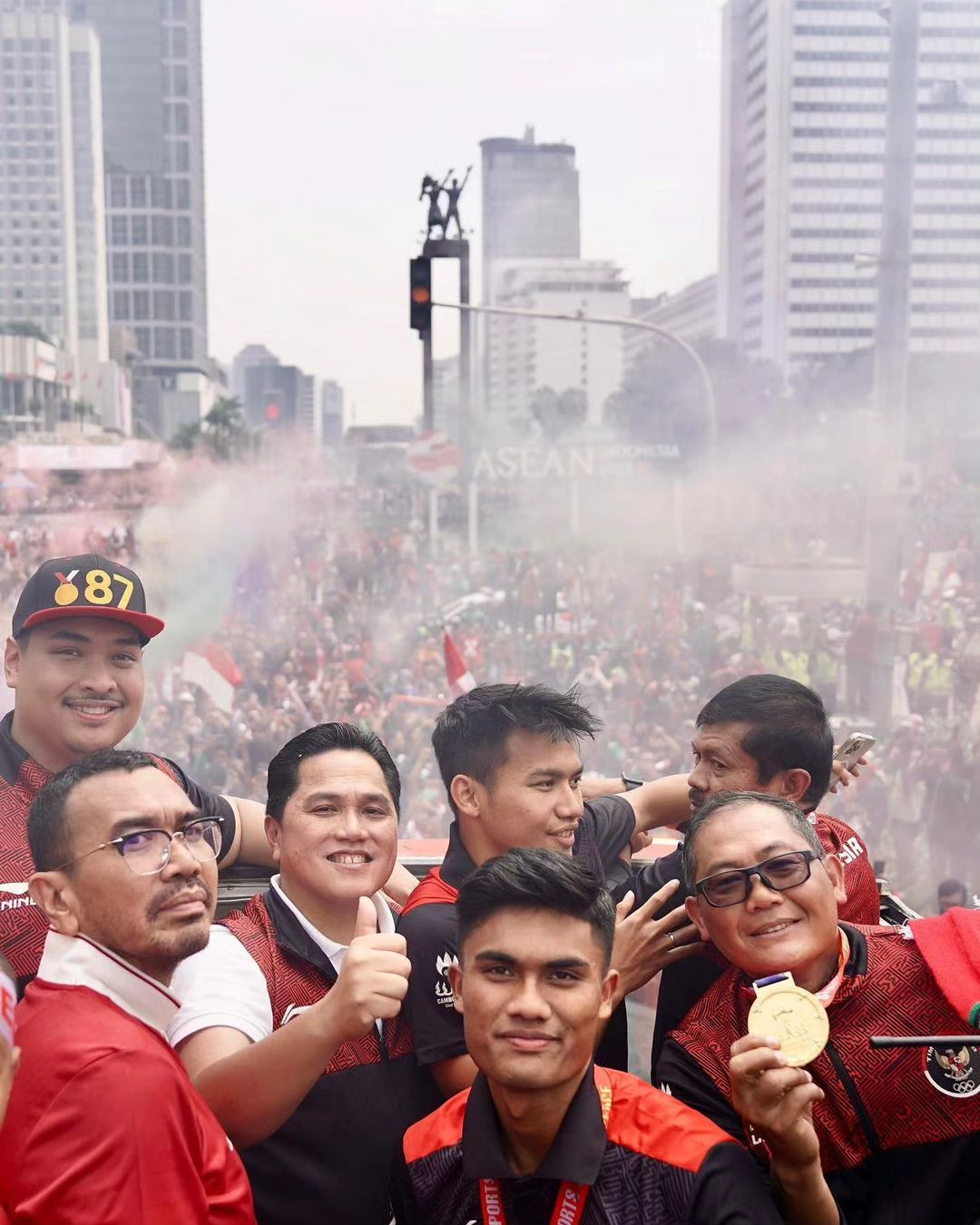 Chủ tịch Liên đoàn bóng đá Indonesia Erick Thohir và trưởng đoàn U22 Indonesia, Kombes Pol Sumardji cũng góp mặt