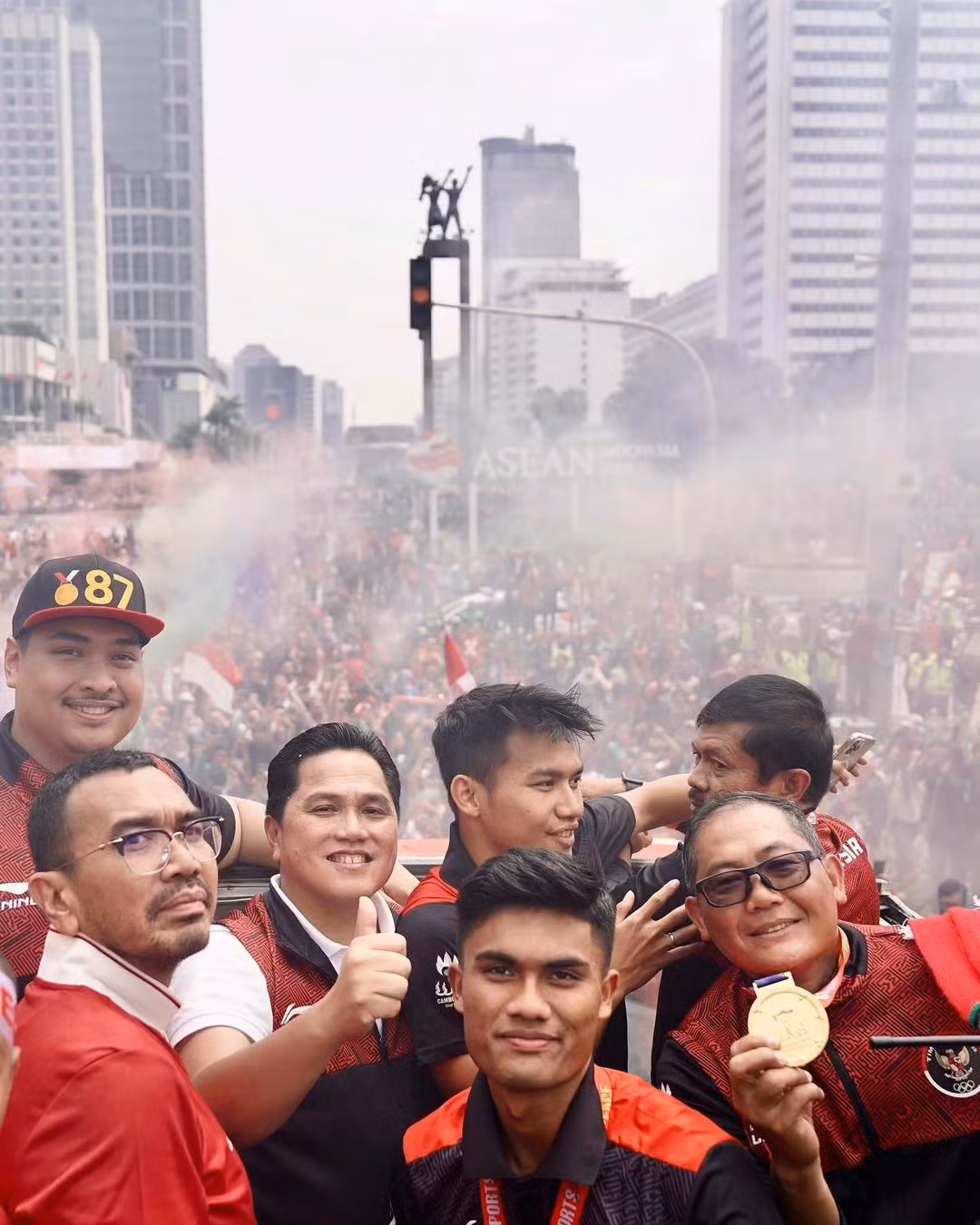 Chủ tịch Liên đoàn bóng đá Indonesia Erick Thohir và trưởng đoàn U22 Indonesia, Kombes Pol Sumardji cũng góp mặt Chủ tịch Liên đoàn bóng đá Indonesia Erick Thohir và trưởng đoàn U22 Indonesia, Kombes Pol Sumardji cũng góp mặt