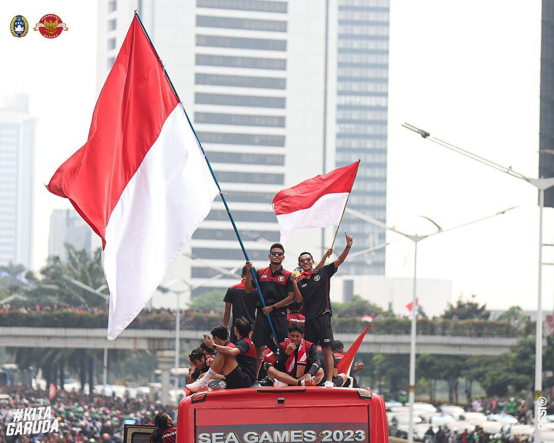 U22 Indonesia tổ chức diễu hành ăn mừng bằng xe buýt 2 tầng vào sáng nay, 1 ngày sau khi trở về cùng tấm HCV SEA Games 32