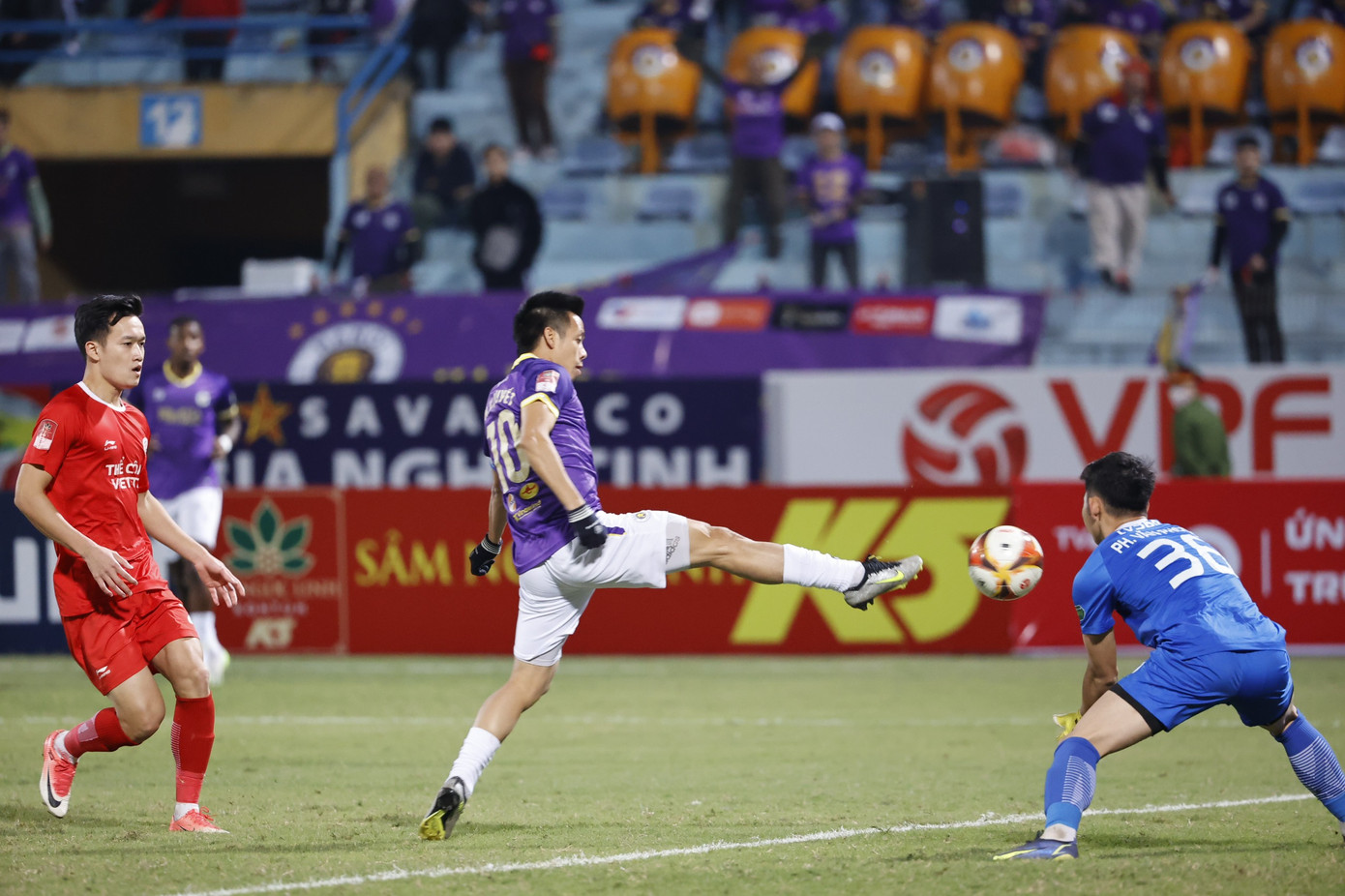 Văn Quyết cho thấy sức rướn đáng nể. Ảnh: Như Ý Văn Quyết cho thấy sức rướn đáng nể. Ảnh: Như Ý