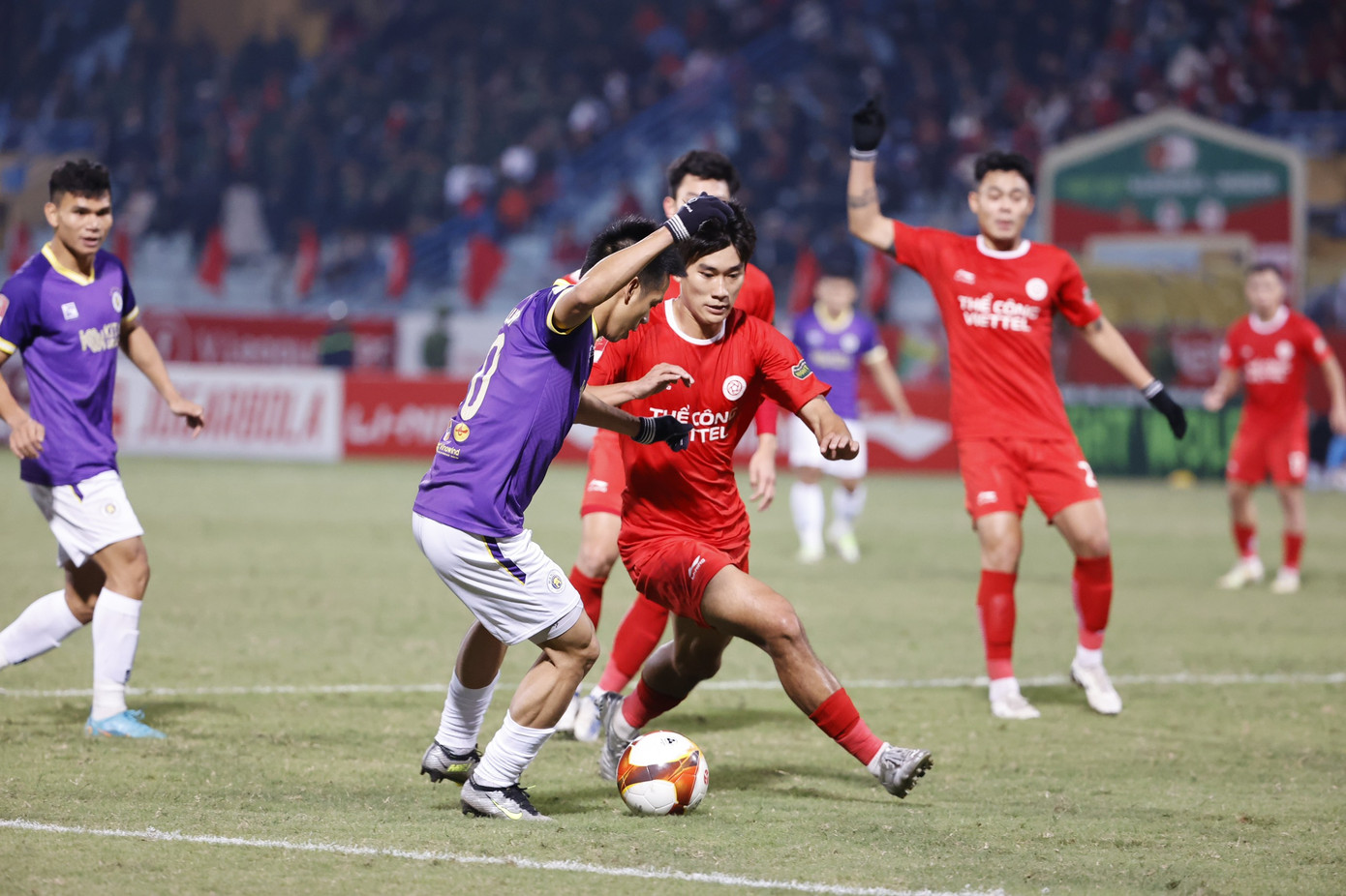 Văn Quyết vượt qua Nhâm Mạnh Dũng trước khi tạt bóng cho Denilson đánh đầu. Ảnh: Như Ý Văn Quyết vượt qua Nhâm Mạnh Dũng trước khi tạt bóng cho Denilson đánh đầu. Ảnh: Như Ý