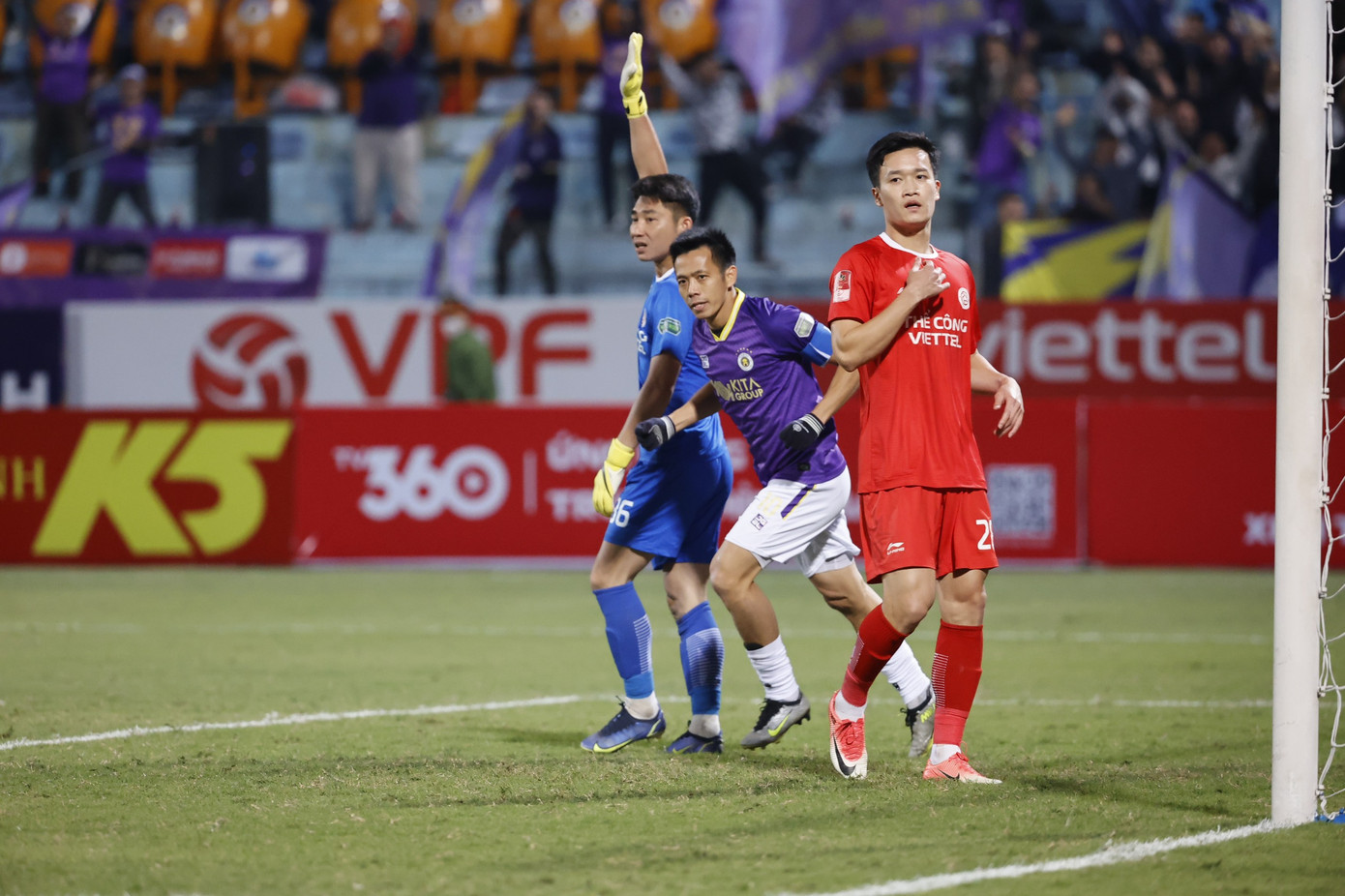 Cầu thủ Viettel cho rằng Văn Quyết việt vị, nhưng VAR xác định tiền đạo Hà Nội FC không có lỗi. Ảnh: Như Ý Cầu thủ Viettel cho rằng Văn Quyết việt vị, nhưng VAR xác định tiền đạo Hà Nội FC không có lỗi. Ảnh: Như Ý