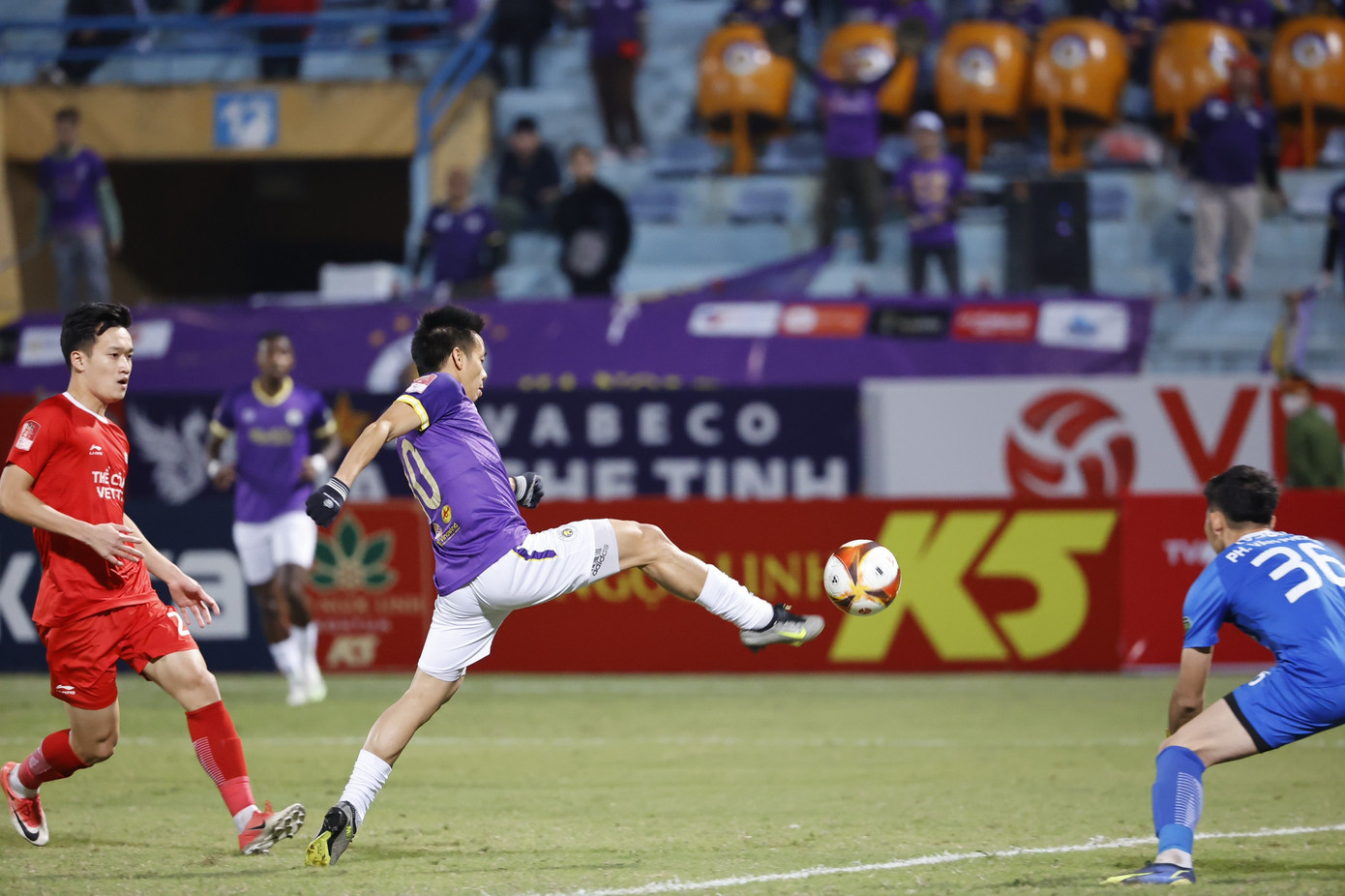 Cận cảnh pha ghi bàn của Văn Quyết. Ảnh: Như Ý Cận cảnh pha ghi bàn của Văn Quyết. Ảnh: Như Ý