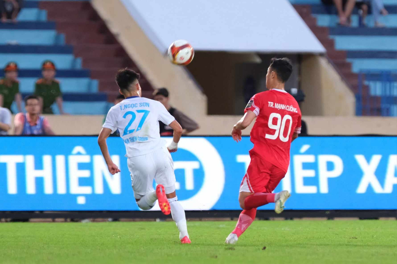 Ngọc Sơn là mũi nhọn nguy hiểm nhất của Nam Định từ đầu trận. Ảnh: Mạnh Thắng