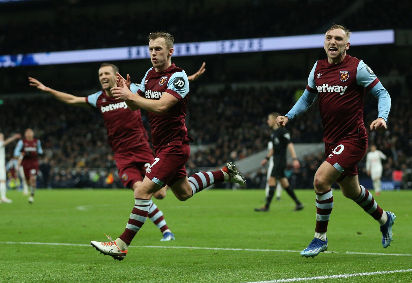 West Ham trừng phạt sai lầm của Tottenham West Ham trừng phạt sai lầm của Tottenham